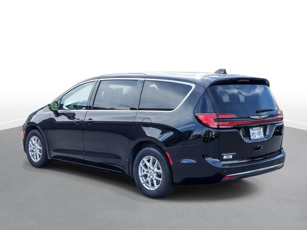 Used 2025 Chrysler Pacifica Select FWD image 5