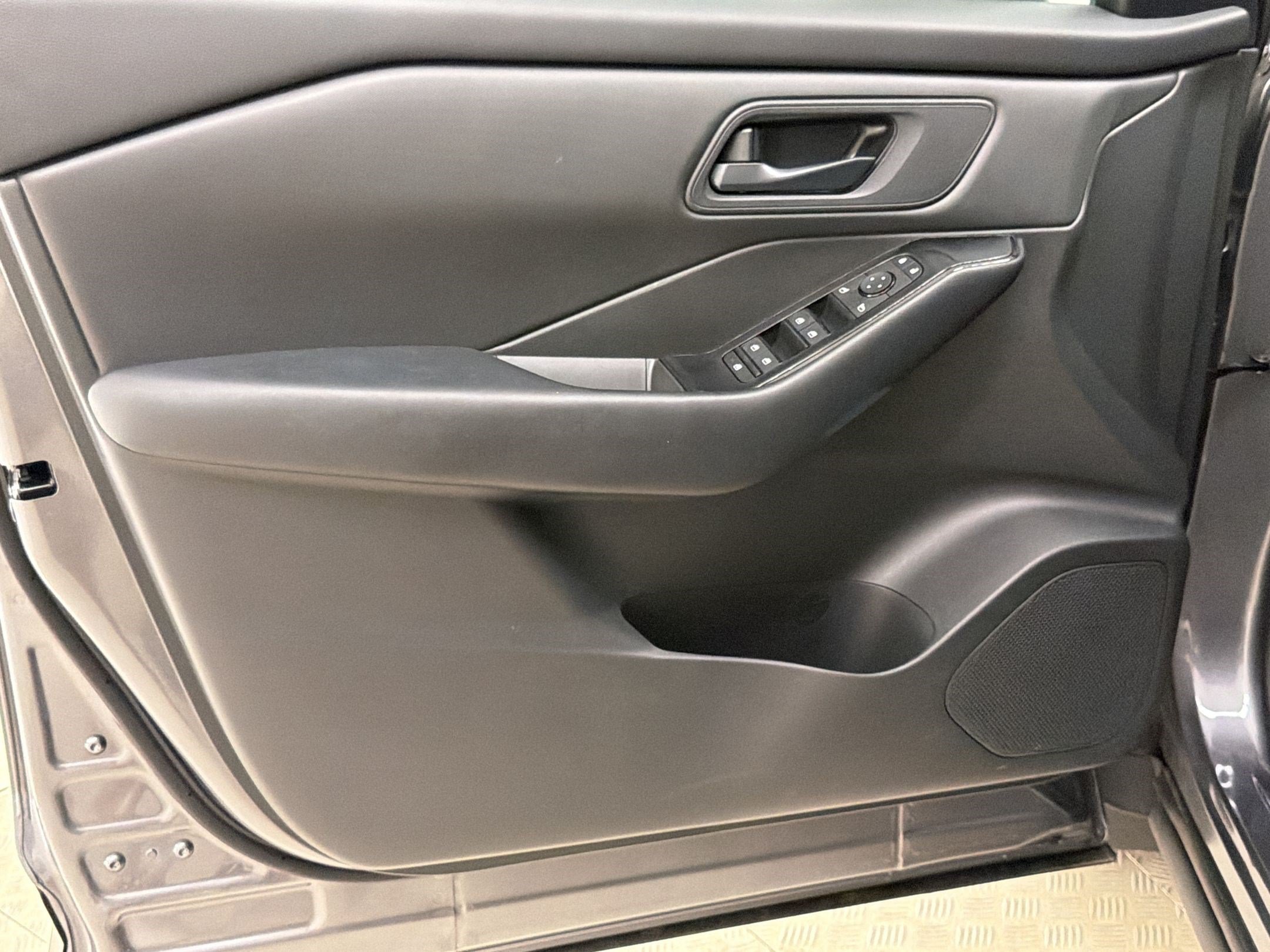 Used 2025 Nissan Rogue S AWD/4WD image 14