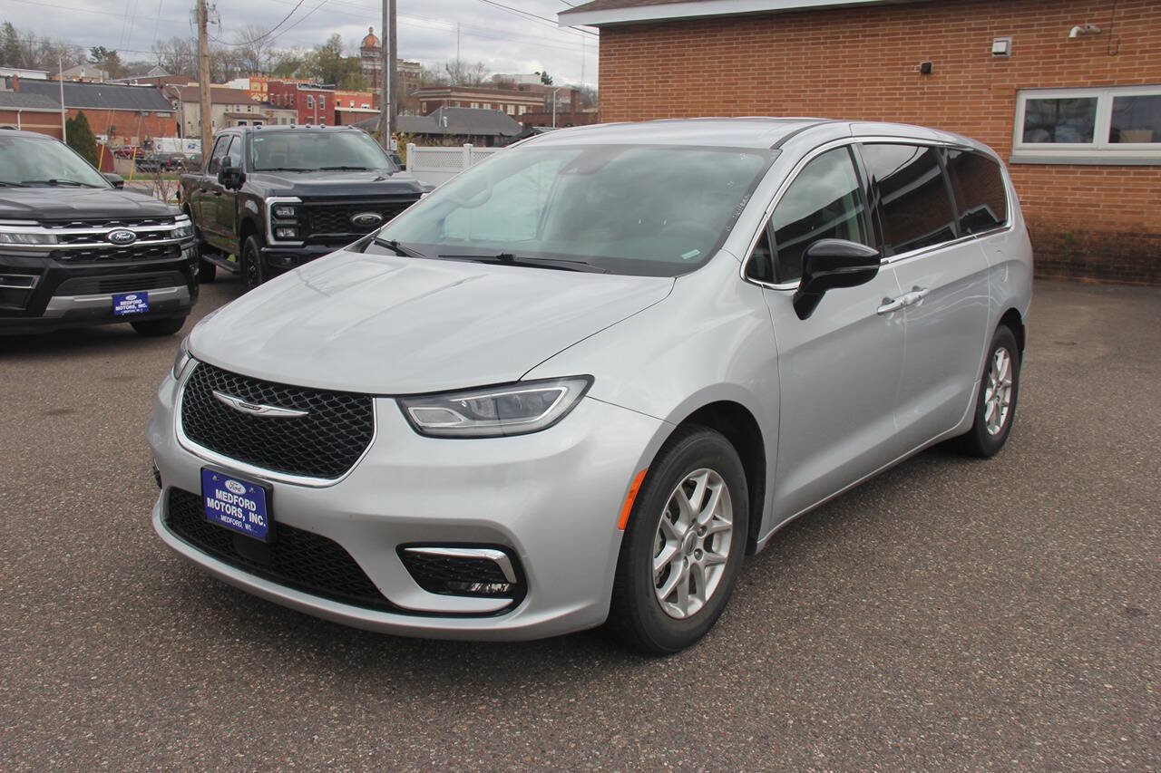 Used 2024 Chrysler Pacifica Touring-L FWD image 8