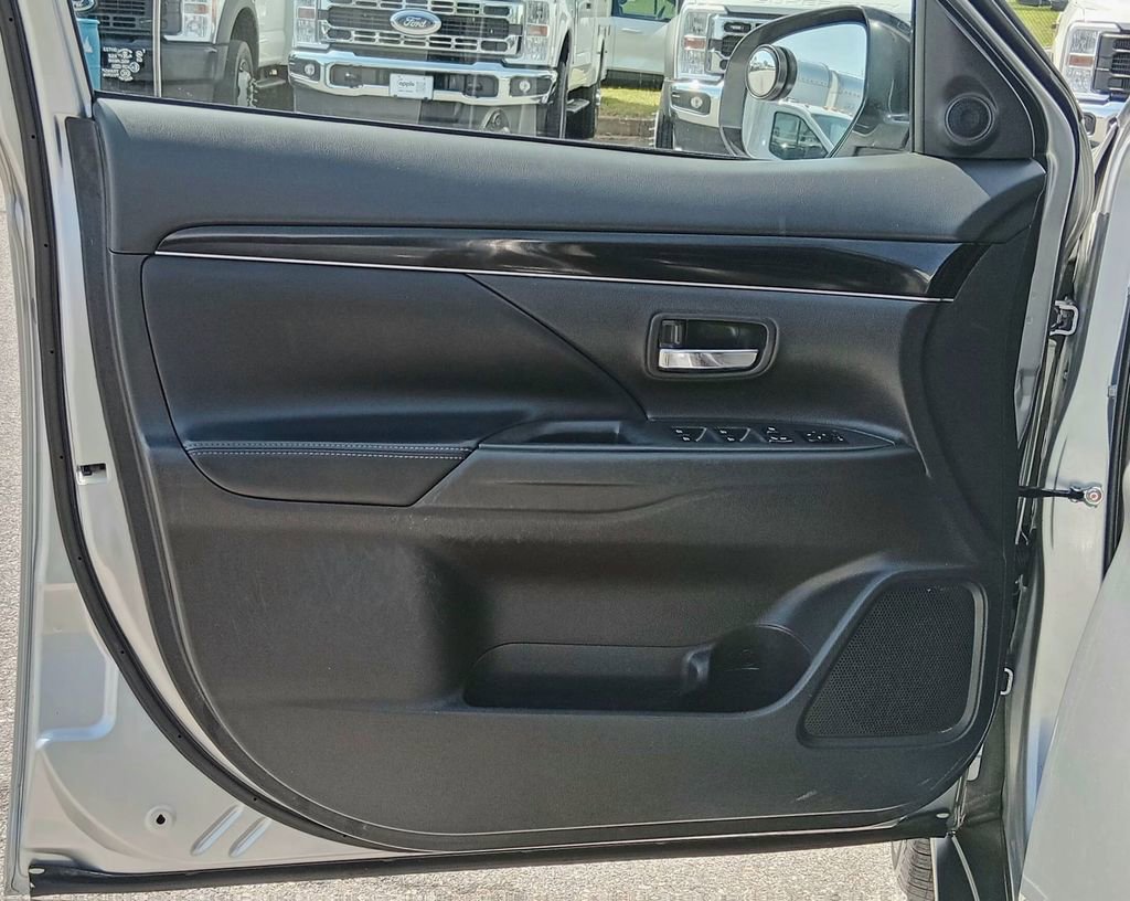 Used 2020 Mitsubishi Outlander SE AWD/4WD image 17