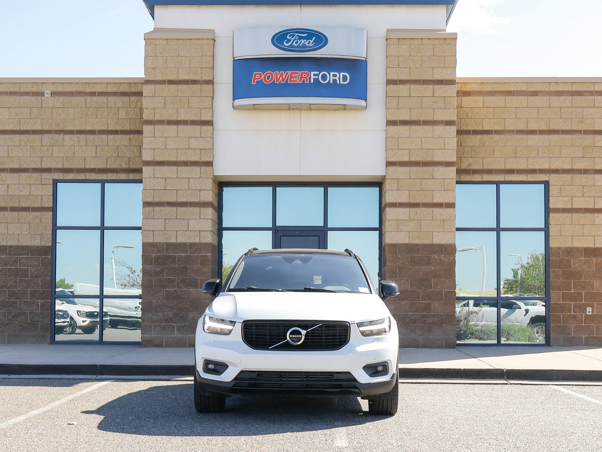 Used 2022 Volvo XC40 T5 R-Design AWD/4WD image 3