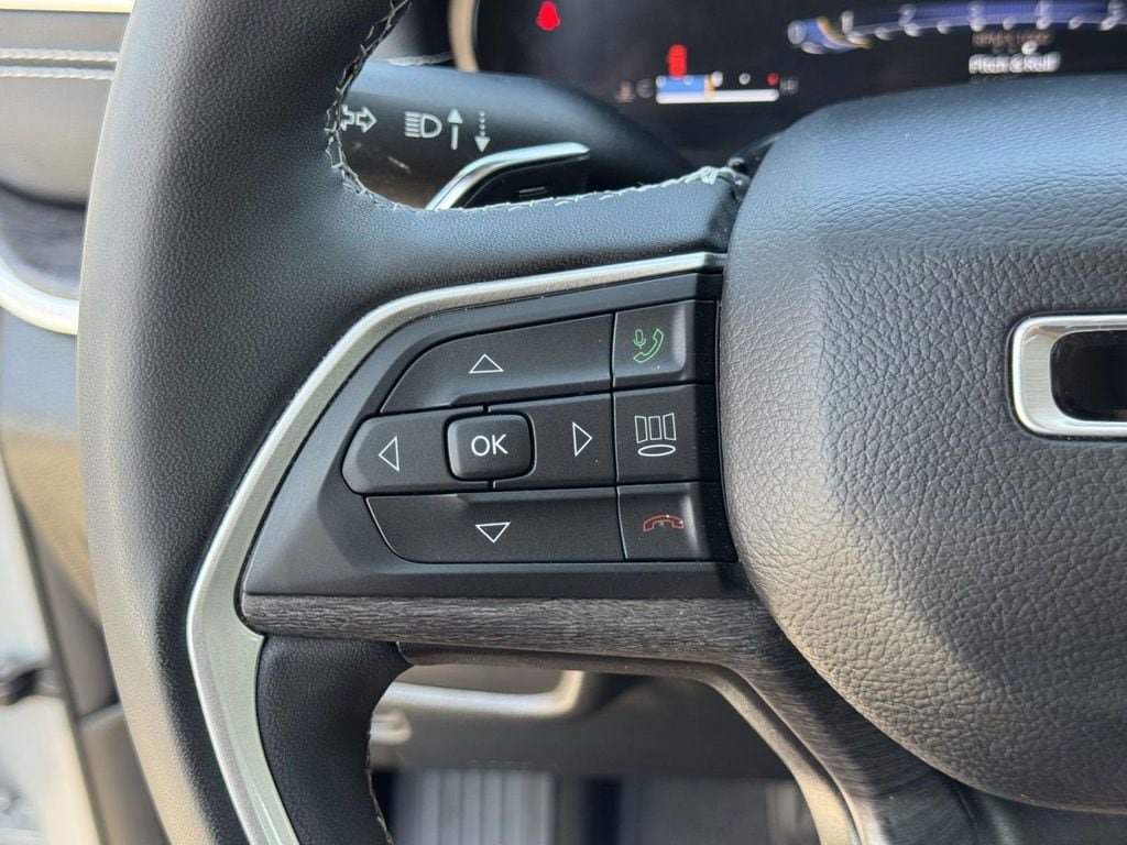 Used 2023 Jeep Grand Cherokee Limited AWD/4WD image 12