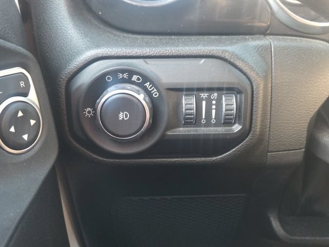 Used 2022 Jeep Wrangler Unlimited Sahara AWD/4WD image 27