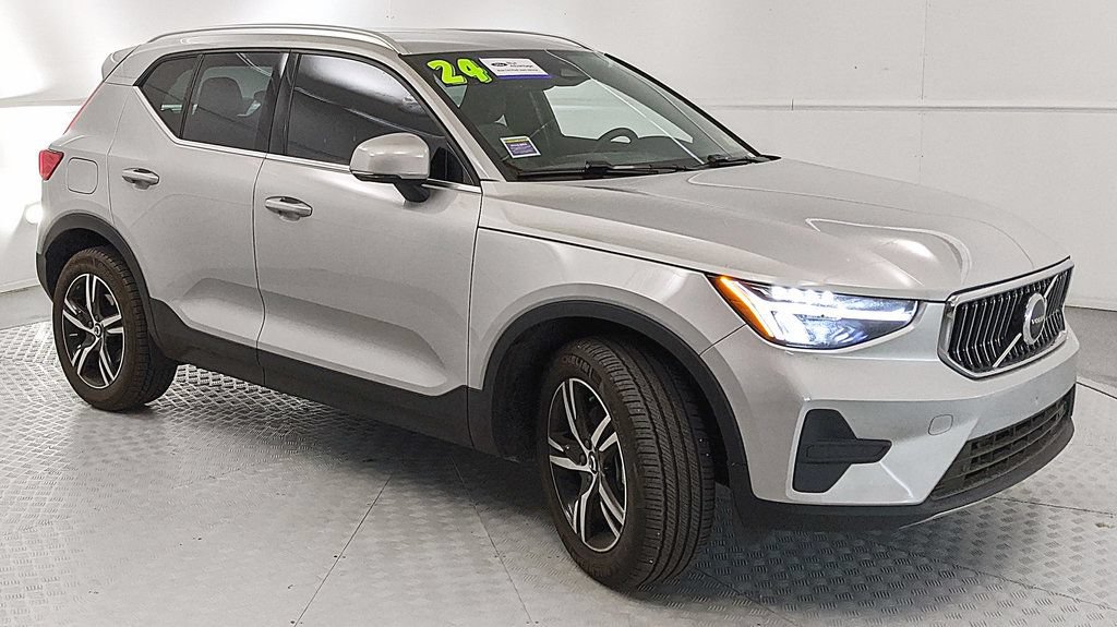 Used 2024 Volvo XC40 B5 Core