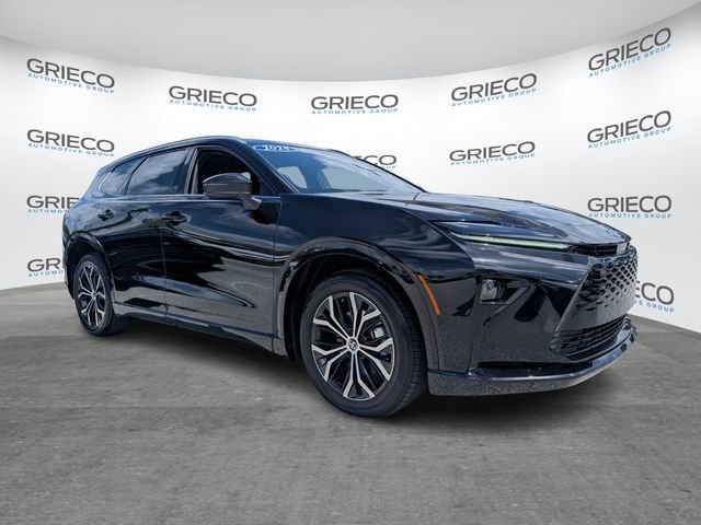 Used 2025 Toyota Crown Signia XLE image 2