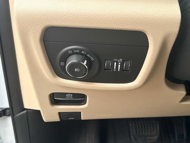 Used 2025 Jeep Grand Cherokee L Limited w/ Black Appearance Package image 31