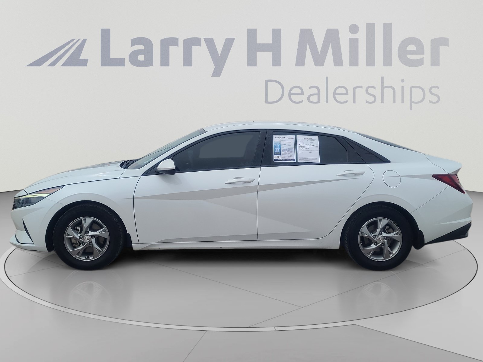 Used 2022 Hyundai Elantra SE FWD image 2