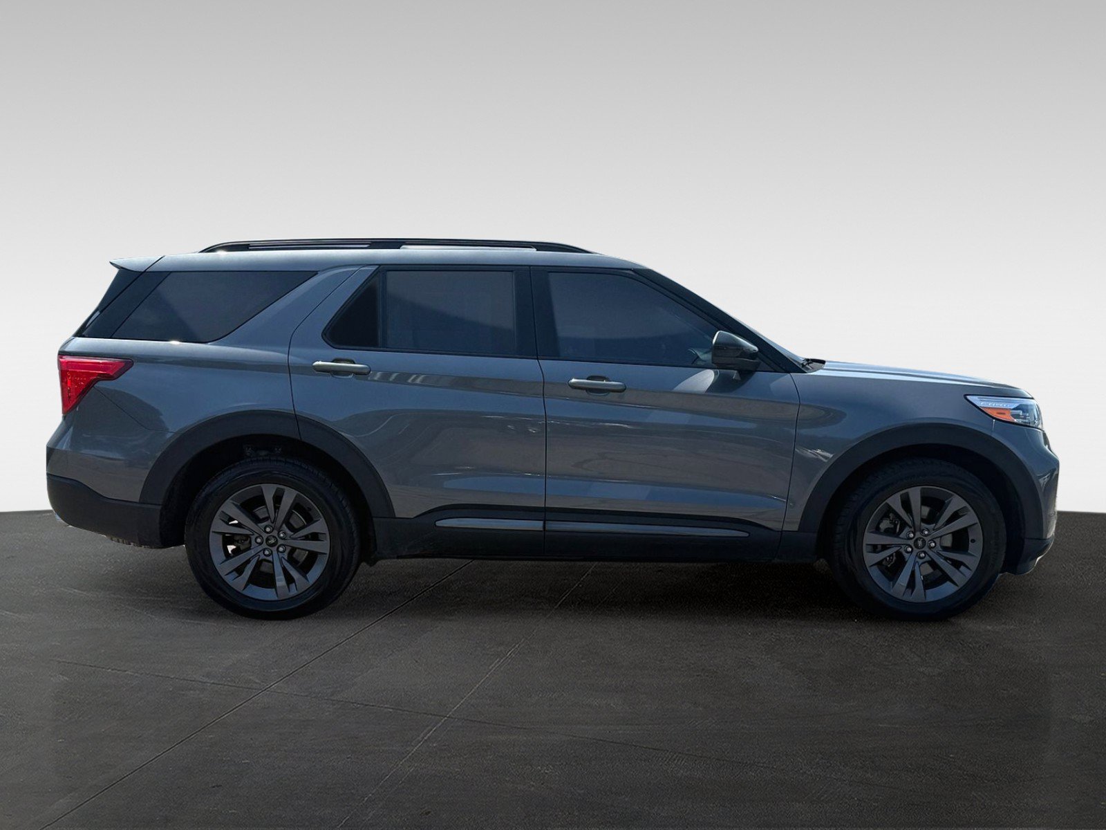 Certified 2022 Ford Explorer XLT w/ Equipment Group 202A AWD/4WD image 4
