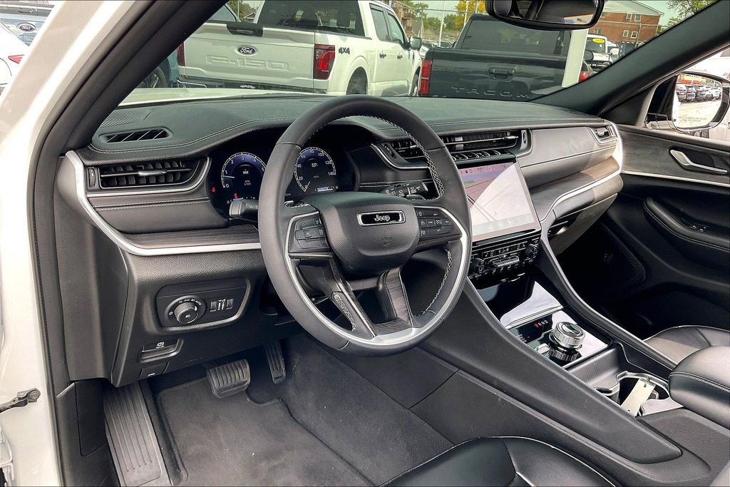 Used 2024 Jeep Grand Cherokee L Limited w/ Black Appearance Package AWD/4WD image 13