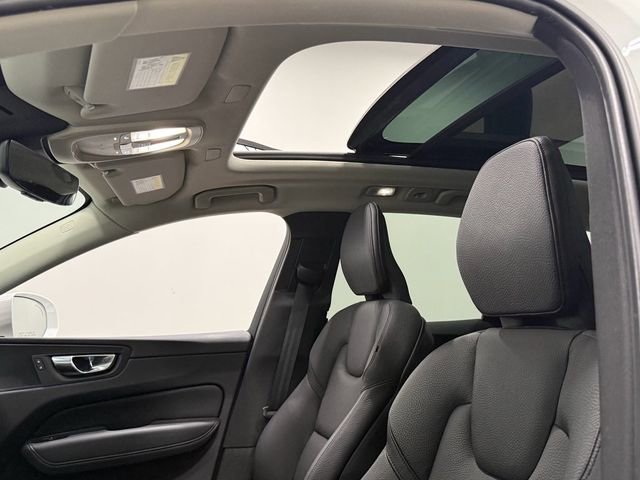 Used 2022 Volvo XC60 B5 Momentum AWD/4WD image 32