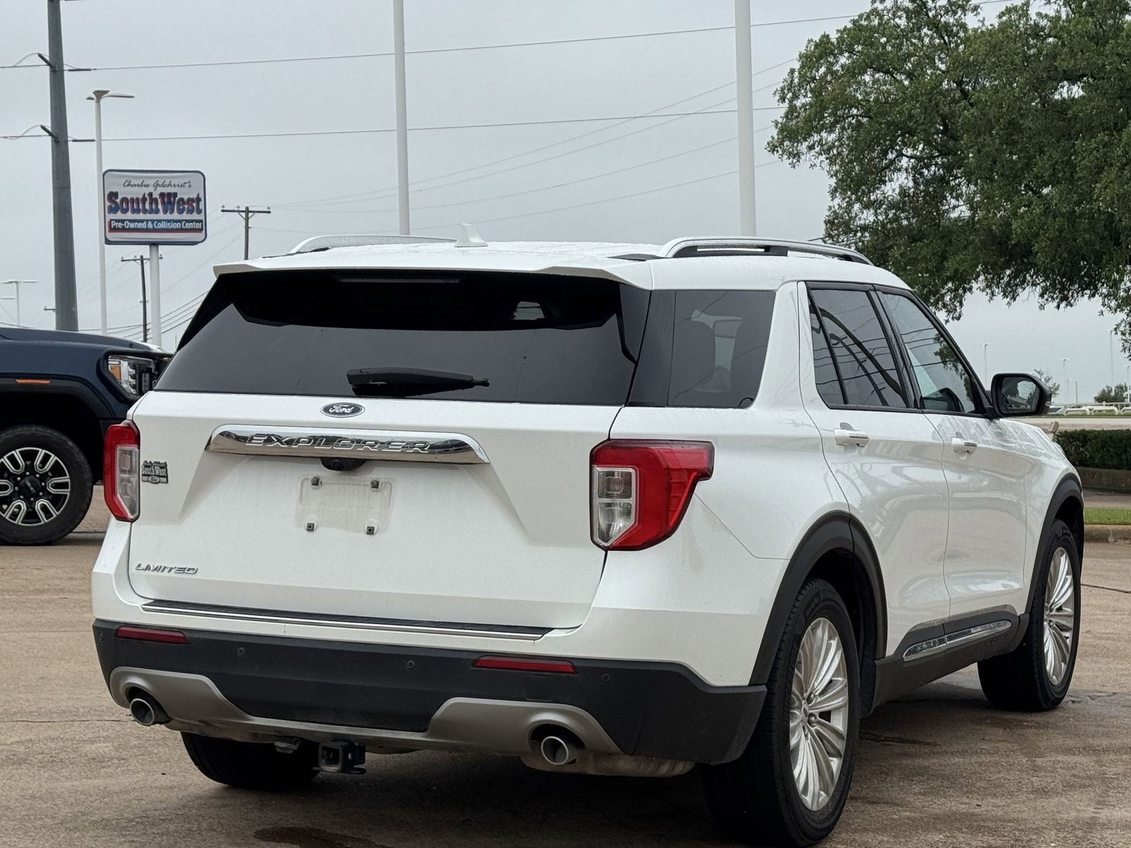 Certified 2022 Ford Explorer Limited w/ Limited Technology Package RWD image 4