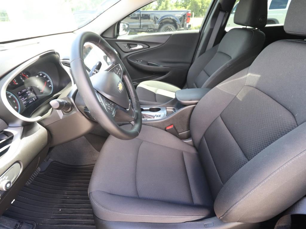 Used 2025 Chevrolet Malibu RS image 2