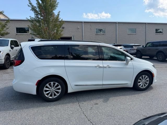 Used 2017 Chrysler Pacifica Touring-L FWD image 6