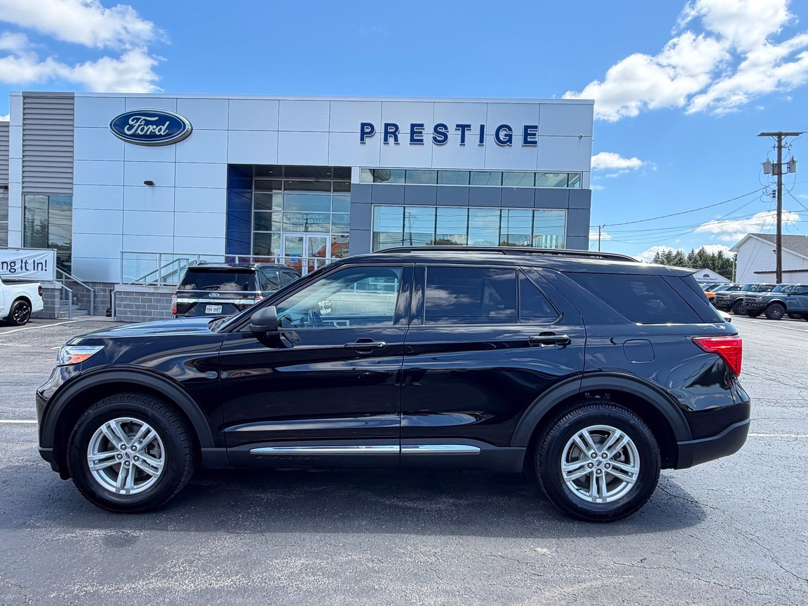 Certified 2022 Ford Explorer XLT w/ Equipment Group 202A AWD/4WD image 5