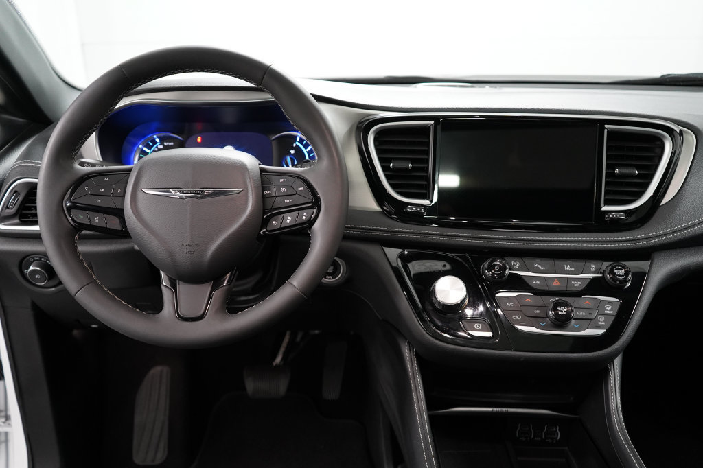 Used 2023 Chrysler Pacifica Limited w/ S Appearance Package FWD image 13