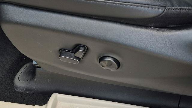 Used 2024 Chrysler Pacifica Touring-L FWD image 12