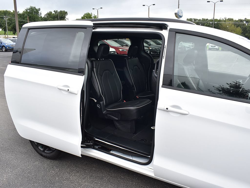 Used 2025 Chrysler Pacifica Limited FWD image 11
