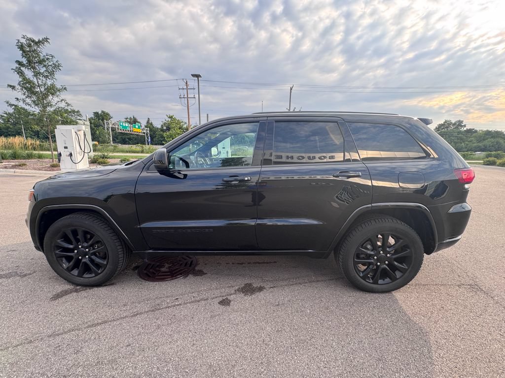 Used 2018 Jeep Grand Cherokee Altitude AWD/4WD image 7