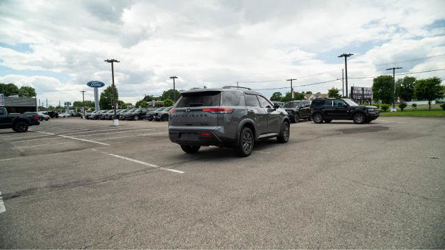 Used 2024 Nissan Pathfinder SV w/ Black Appearance Package AWD/4WD image 18