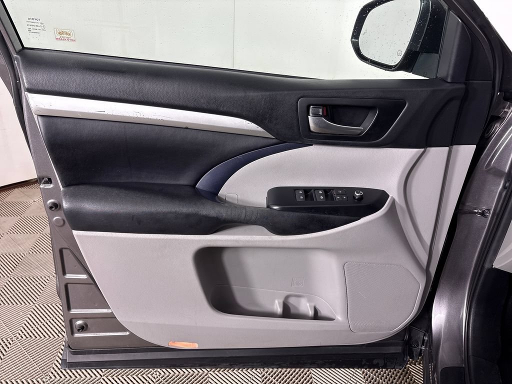 Used 2019 Toyota Highlander XLE FWD image 16
