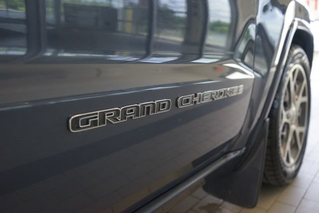 Used 2020 Jeep Grand Cherokee Overland AWD/4WD image 15