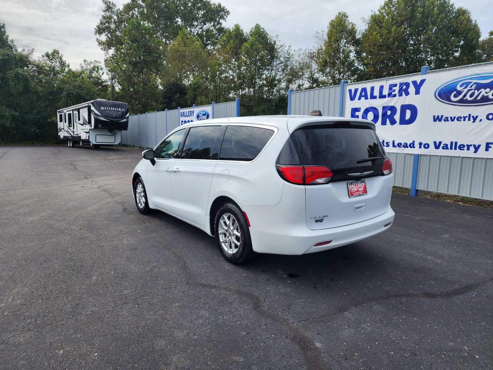 Used 2023 Chrysler Voyager LX FWD image 3