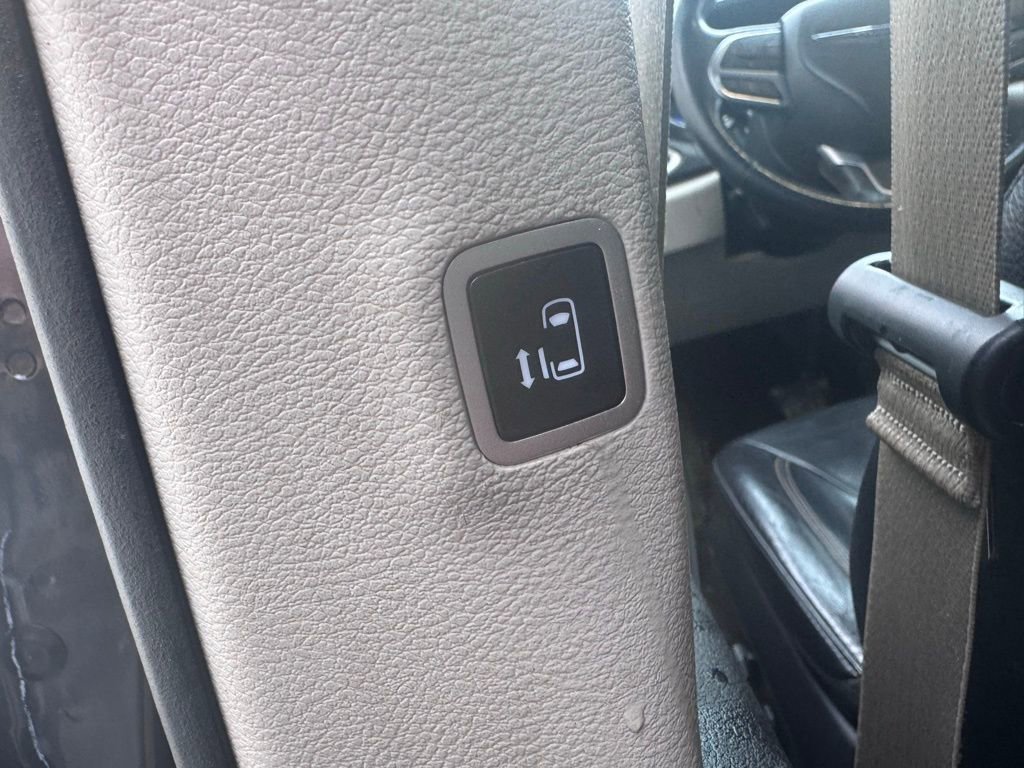 Used 2020 Chrysler Pacifica Touring-L image 18