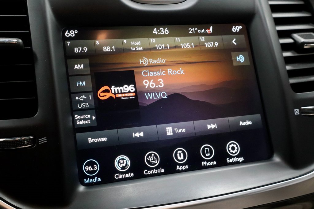 Used 2018 Chrysler 300 Touring L image 10