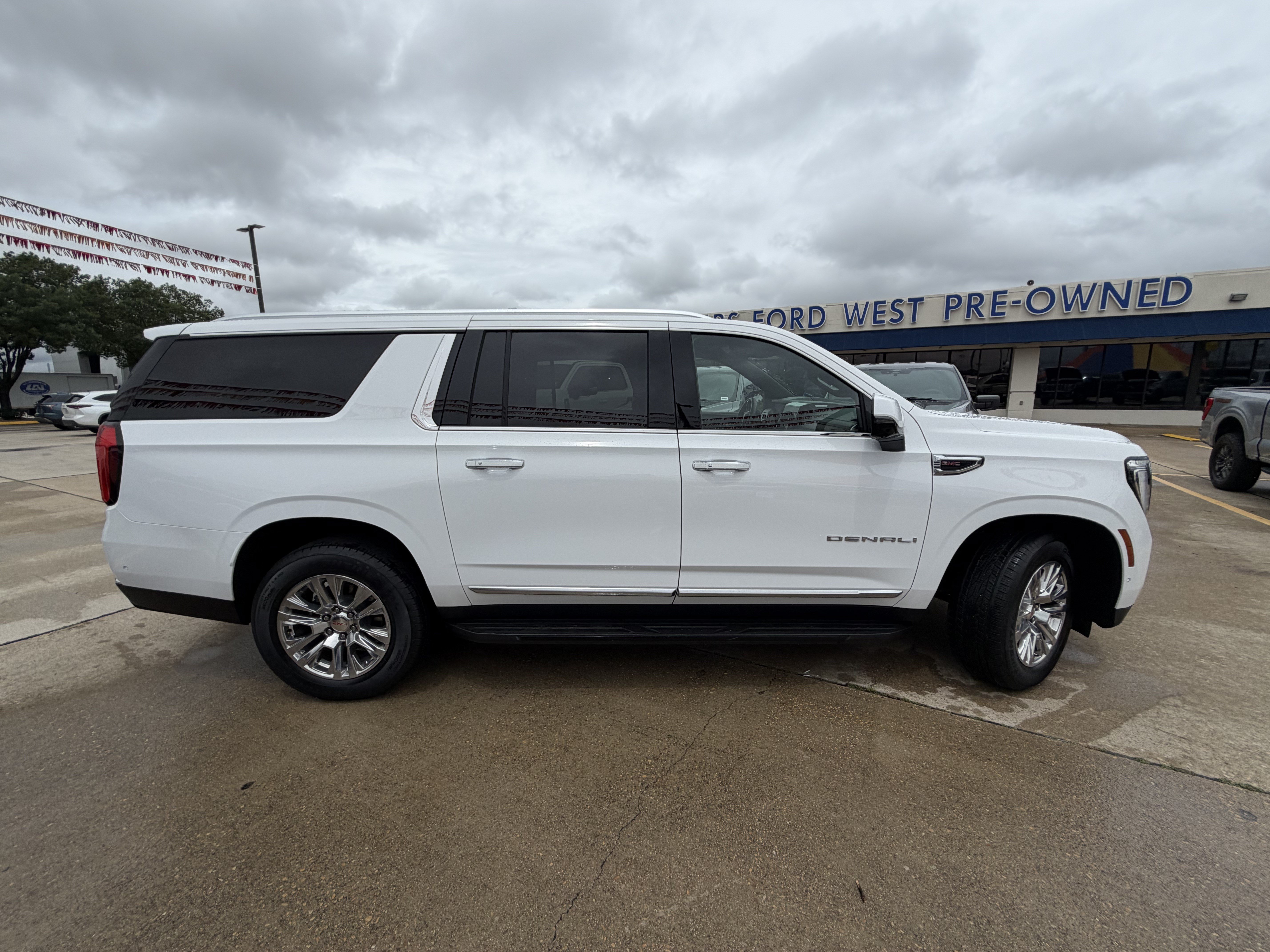 Used 2025 GMC Yukon XL Denali AWD/4WD image 6