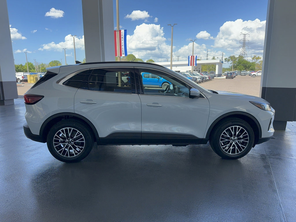 Certified 2025 Ford Escape SE w/ PHEV Premium Package image 2