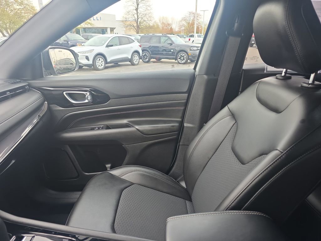 Used 2022 Jeep Compass Latitude FWD image 36