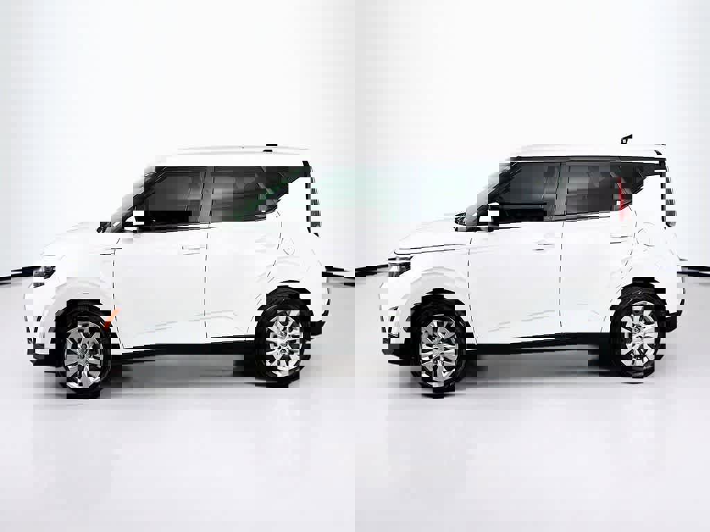 Used 2023 Kia Soul LX image 2