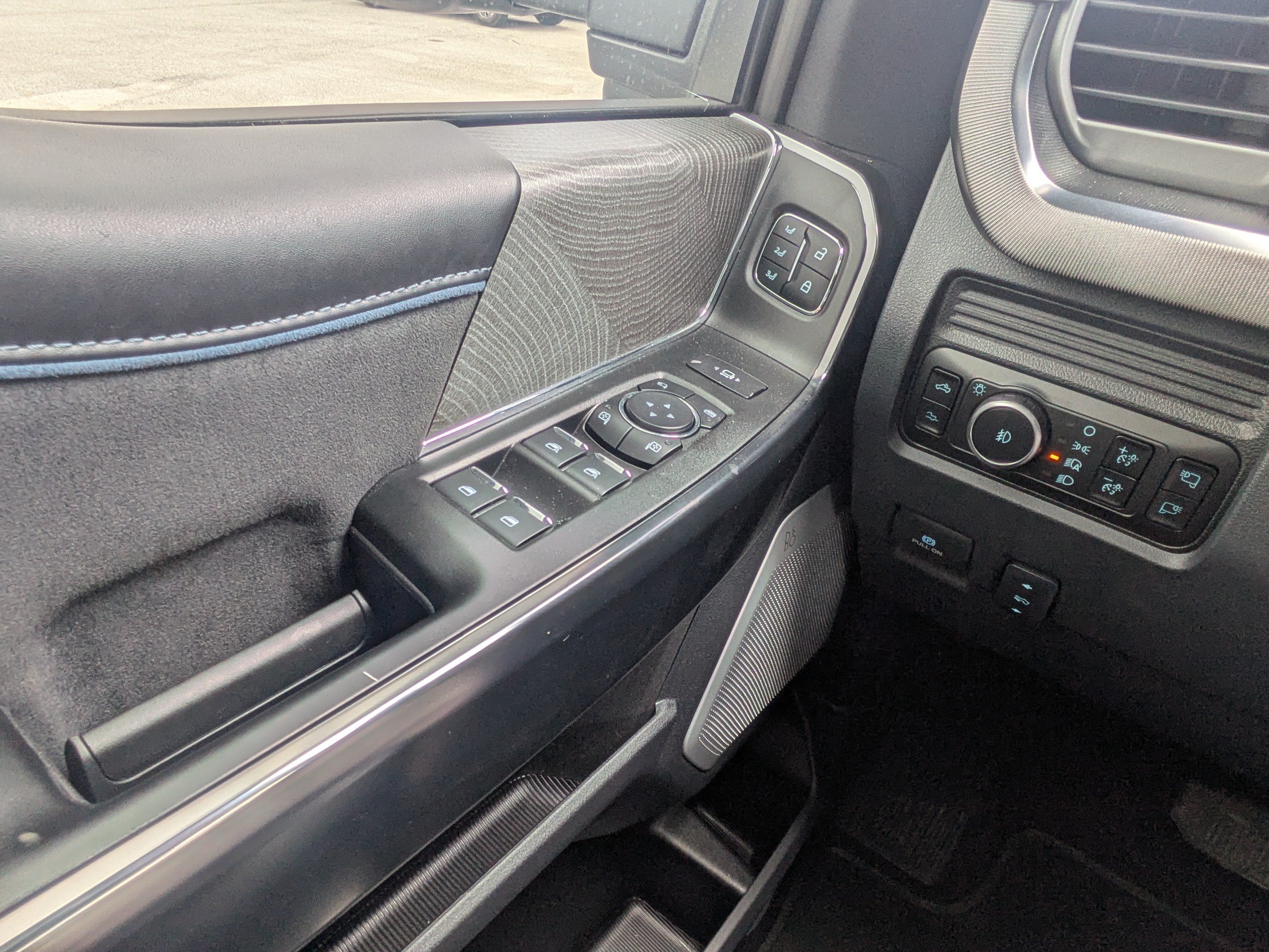 Certified 2025 Ford F350 Platinum w/ FX4 Off-Road Package AWD/4WD image 24