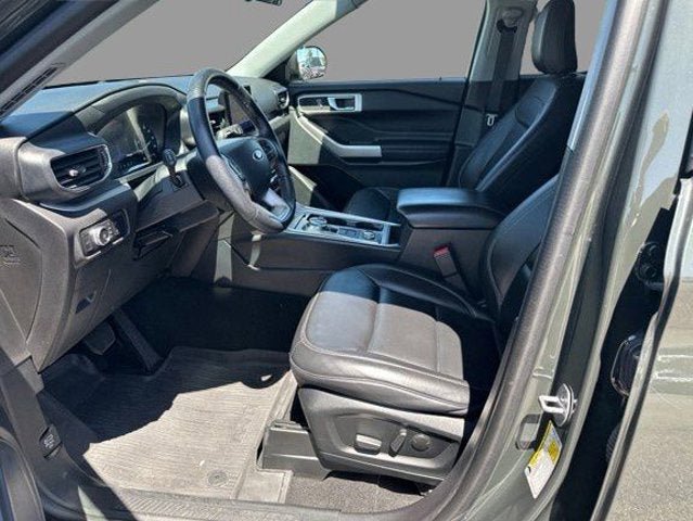 Certified 2022 Ford Explorer XLT w/ Equipment Group 202A AWD/4WD image 3