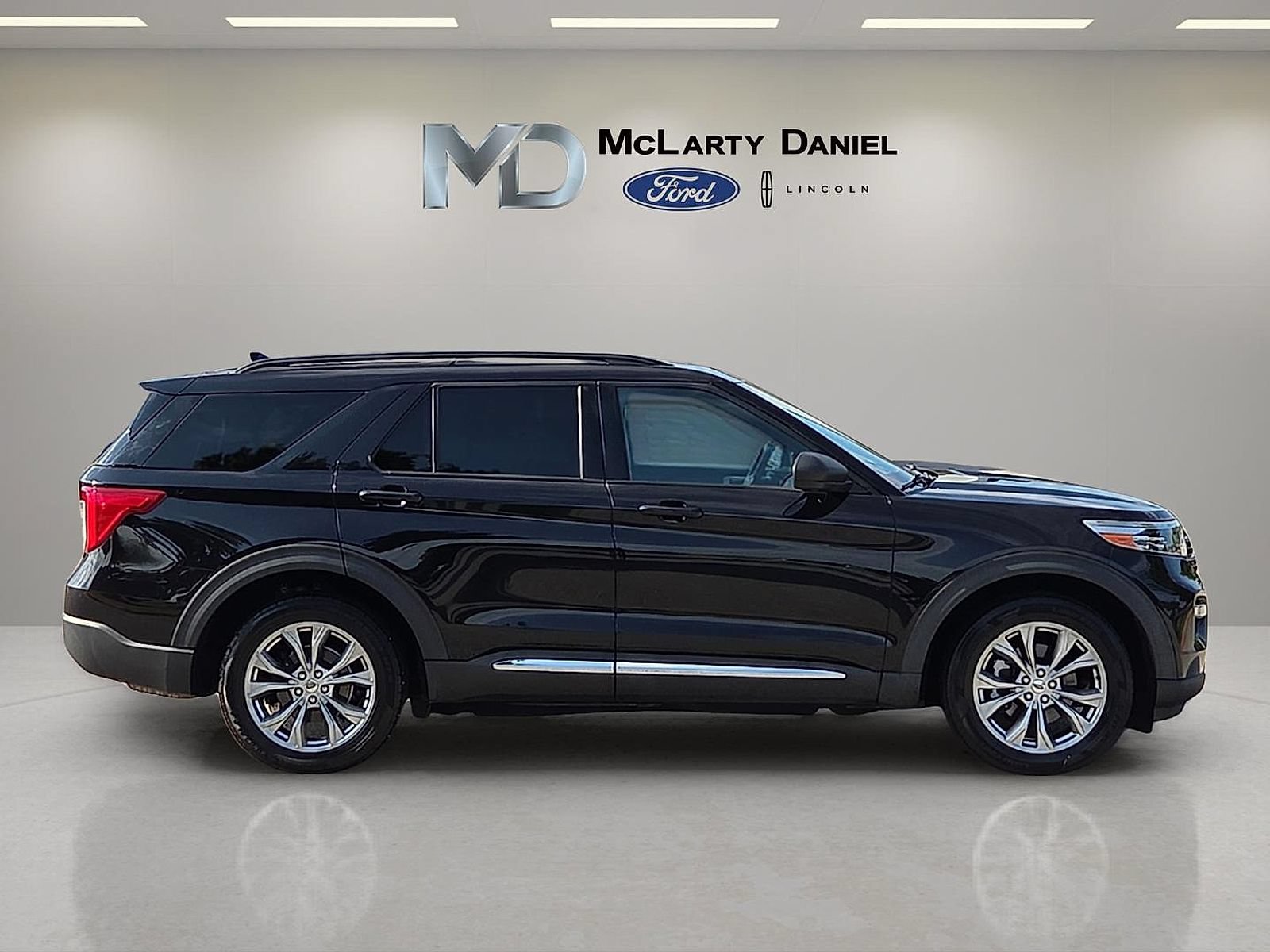 Certified 2020 Ford Explorer XLT w/ Equipment Group 202A AWD/4WD image 6