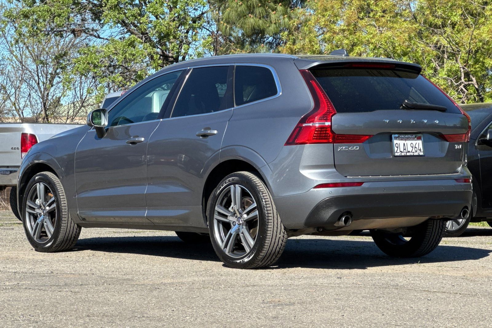Used 2021 Volvo XC60 T6 Momentum image 3