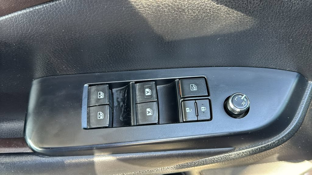 Used 2018 Toyota Highlander Plus w/ Carpet Mat Package (TMS) FWD image 19