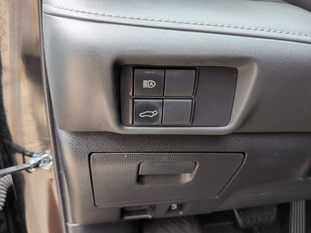 Used 2022 Toyota Highlander XLE FWD image 12