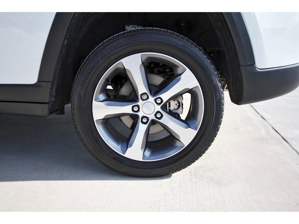 Used 2023 Jeep Grand Cherokee Limited image 30