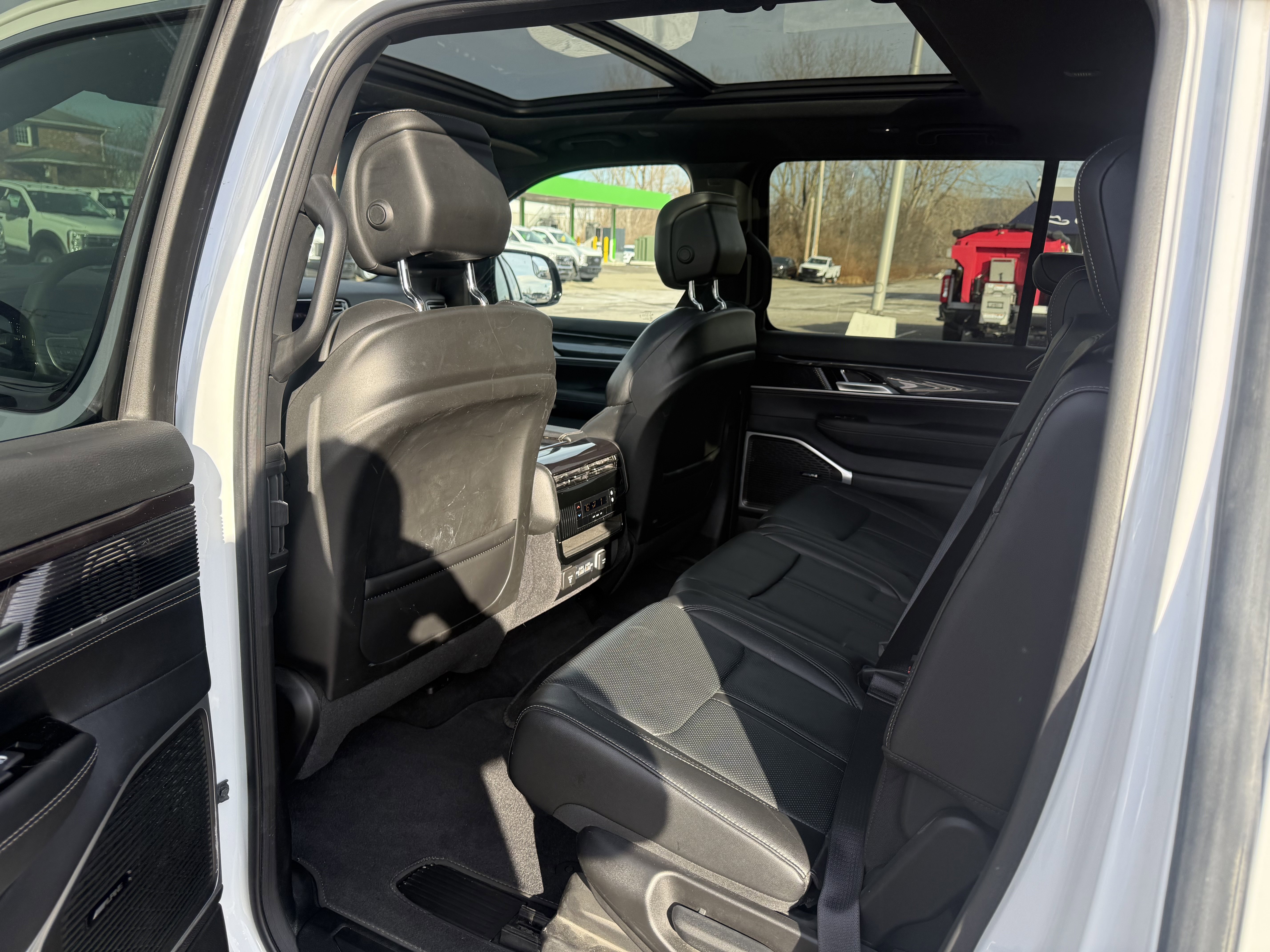 Used 2024 Jeep Wagoneer 4WD w/ Premium Group I image 8