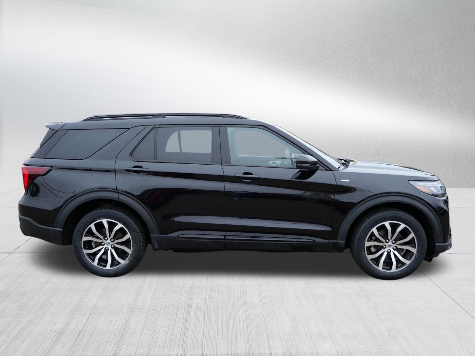 Certified 2025 Ford Explorer ST-Line AWD/4WD image 8