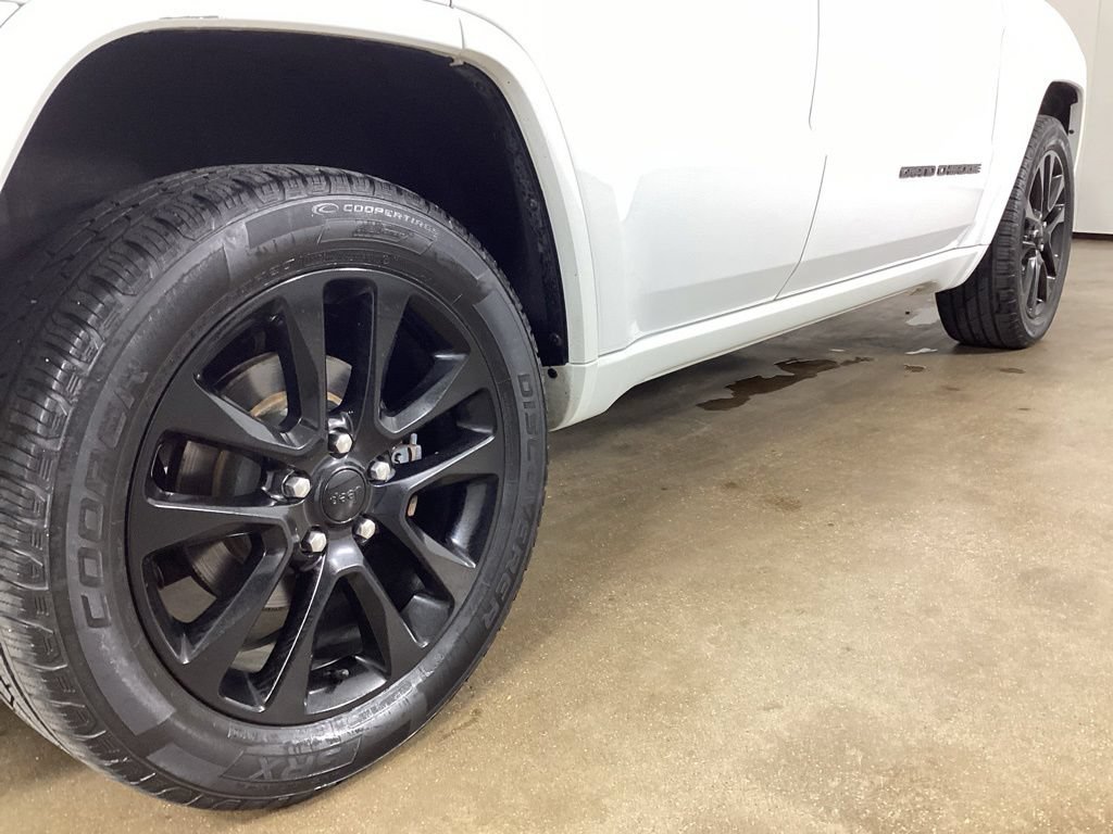 Used 2018 Jeep Grand Cherokee Altitude AWD/4WD image 9