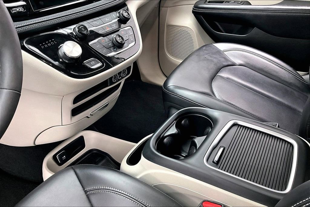 Used 2023 Chrysler Pacifica Touring-L image 15