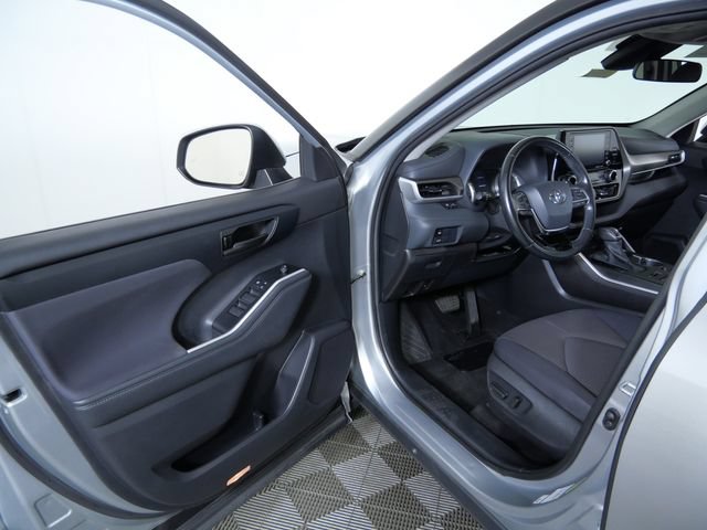Used 2021 Toyota Highlander LE AWD/4WD image 18