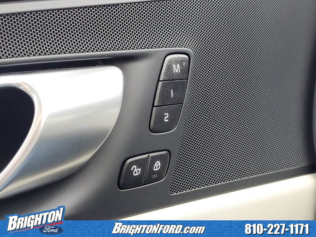 Used 2023 Volvo XC60 B5 Plus AWD/4WD image 18