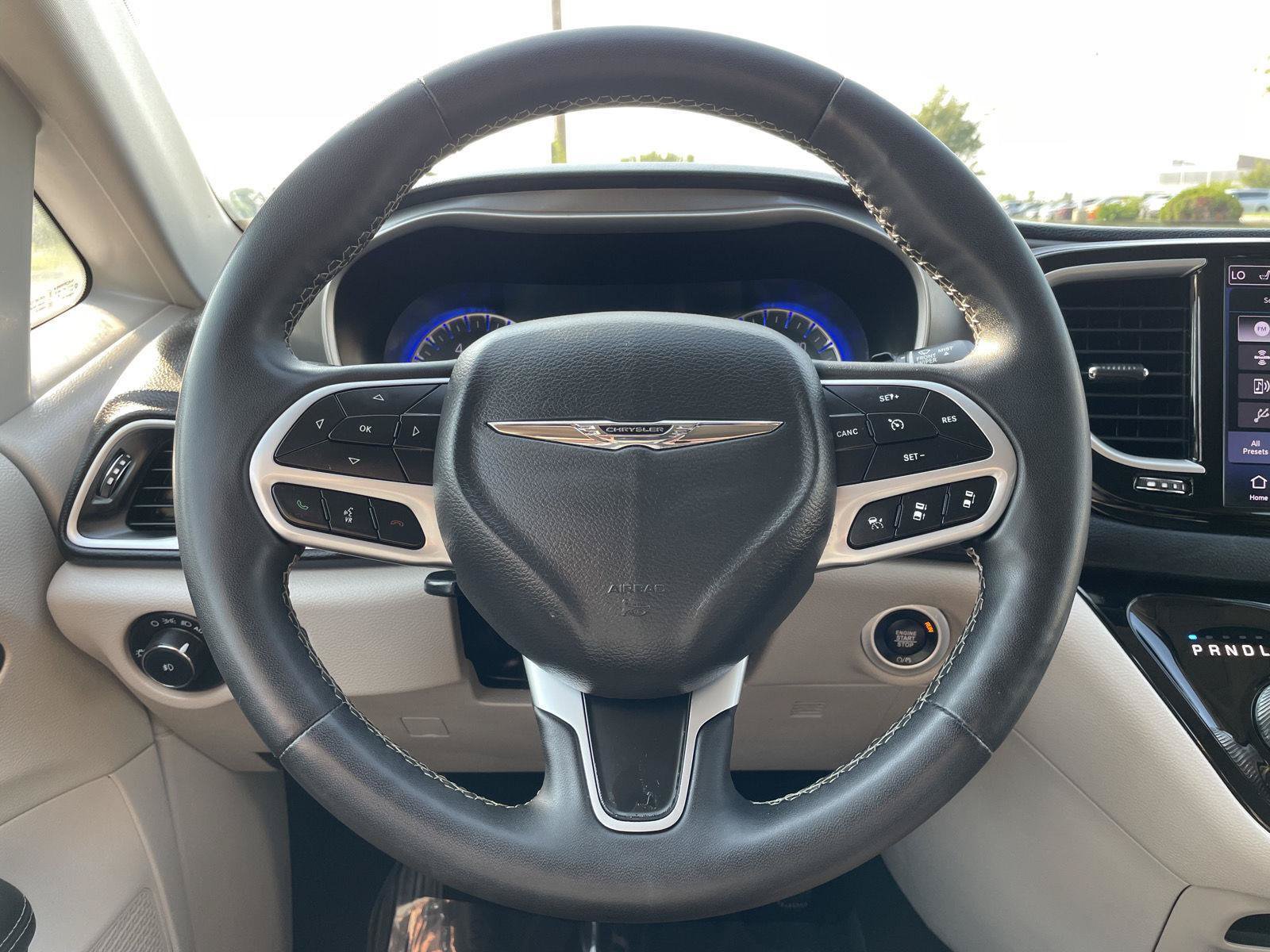 Used 2023 Chrysler Pacifica Touring-L FWD image 12