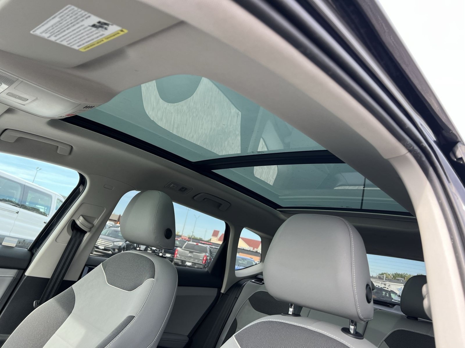 Used 2024 Volkswagen Taos SE w/ Panoramic Sunroof Package FWD image 23