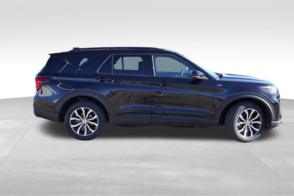 Certified 2025 Ford Explorer ST-Line AWD/4WD image 3