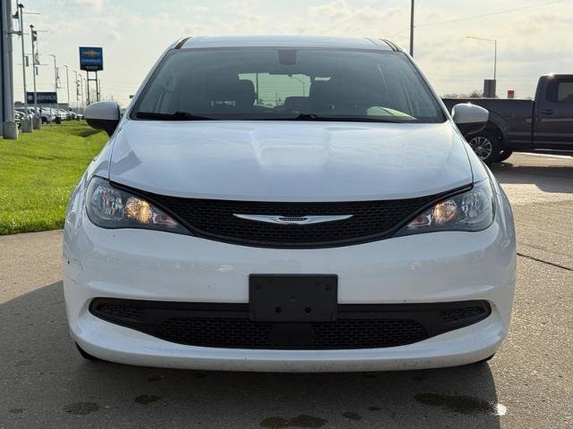 Used 2022 Chrysler Voyager LX FWD image 9