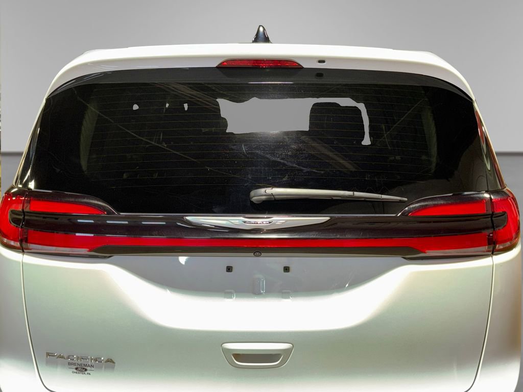 Used 2024 Chrysler Pacifica Touring-L image 16